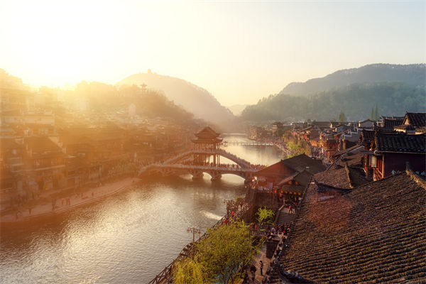 戰(zhàn)略規(guī)劃分析：村民不滿古鎮(zhèn)收門票，指引游客逃票